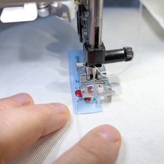 Namenslabel mit der Nähmaschine aufnähen